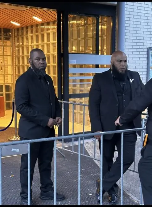 Twee beveiligers van GSS tijdens evenementenbeveiliging